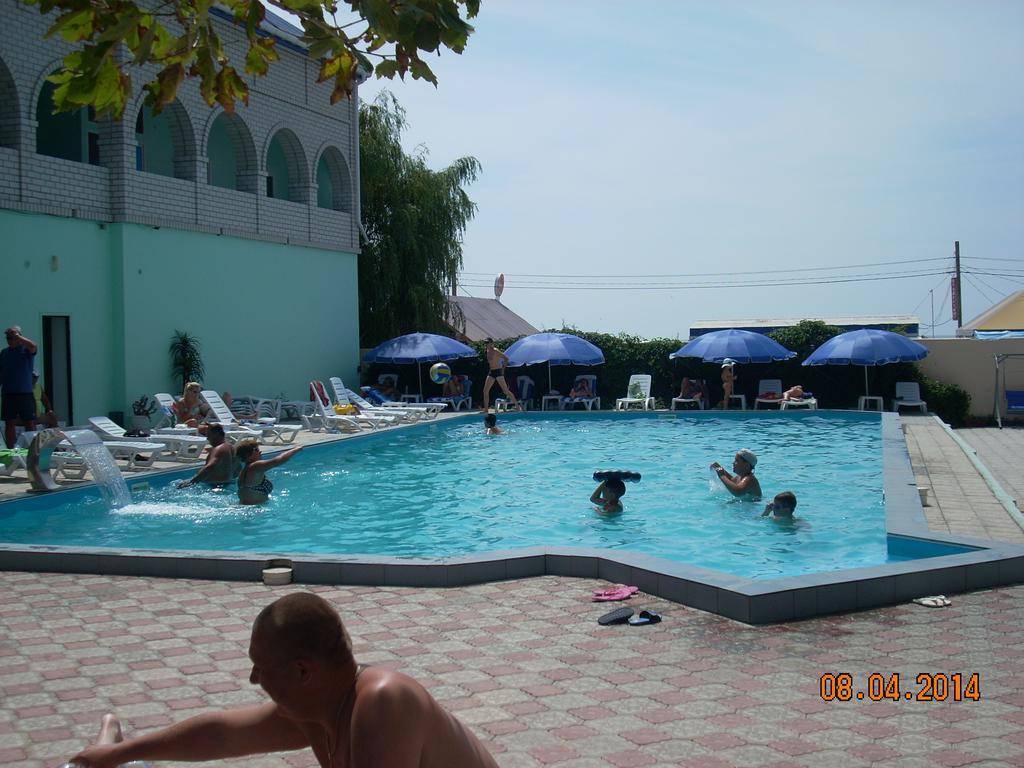 Dolce Vita Resort Hotel Zaliznyi Port Exteriör bild