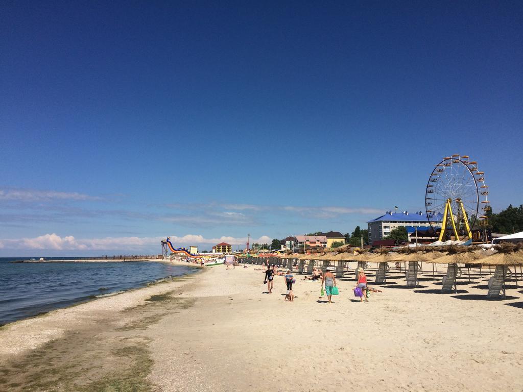 Dolce Vita Resort Hotel Zaliznyi Port Exteriör bild