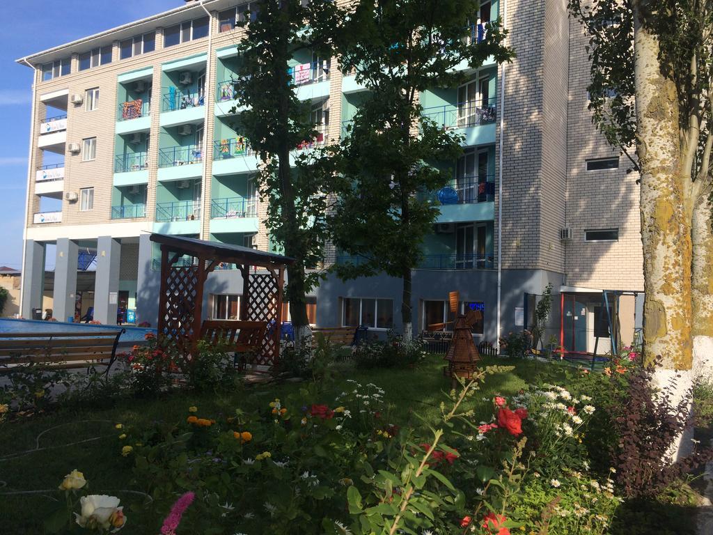 Dolce Vita Resort Hotel Zaliznyi Port Exteriör bild
